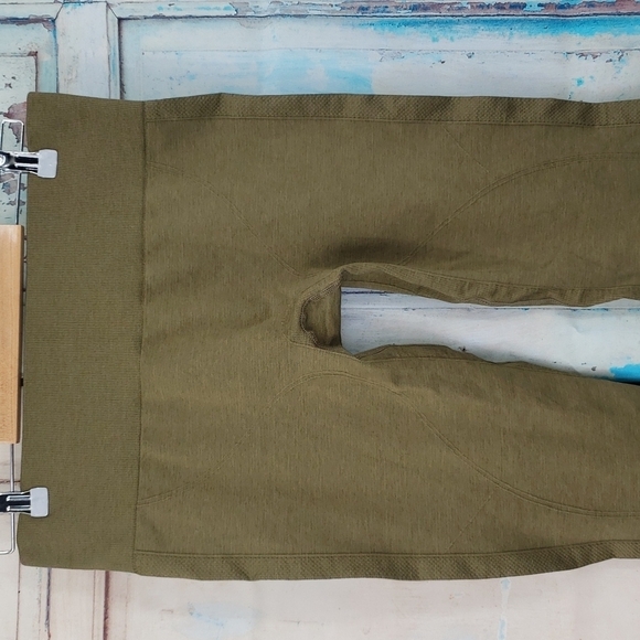 Zyia Active Cropped Army Green Leggings - Picture 4 of 6